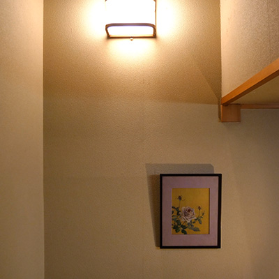 Japanese art and craft displayed painting (sculpture, pottery and other art craft) exhibited at this facility.