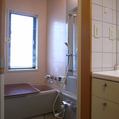 Bathroom upstairs connecting to the master bedroom